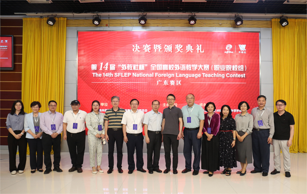 一群人站在台上

描述已自动生成