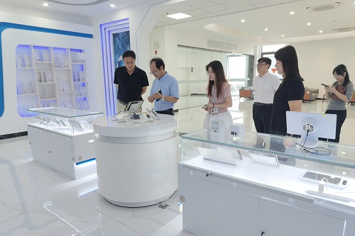 调研组参观广东省晶鸿电子有限公司.jpg