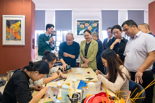 调研组参观广府金绣工作室.jpg