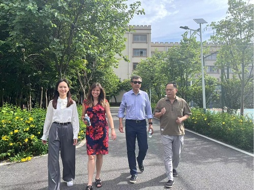 Terry Yan一行参观best365官网大旺校区.jpg