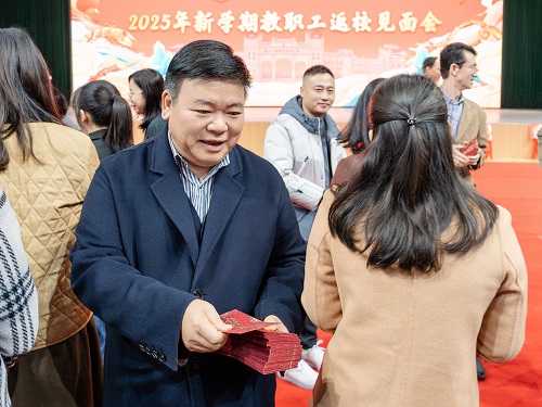 董事会及校领导在两校区派发红包3.JPG