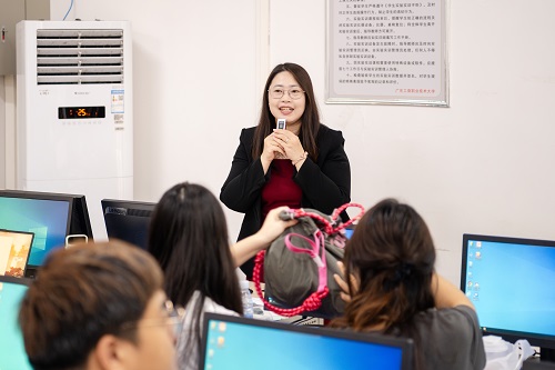 黎莹洁授课.JPG