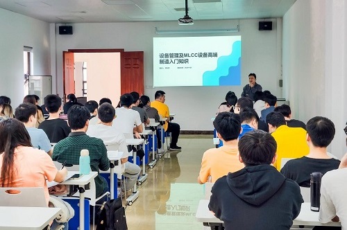 风华企业导师在学校给学生授课.jpg